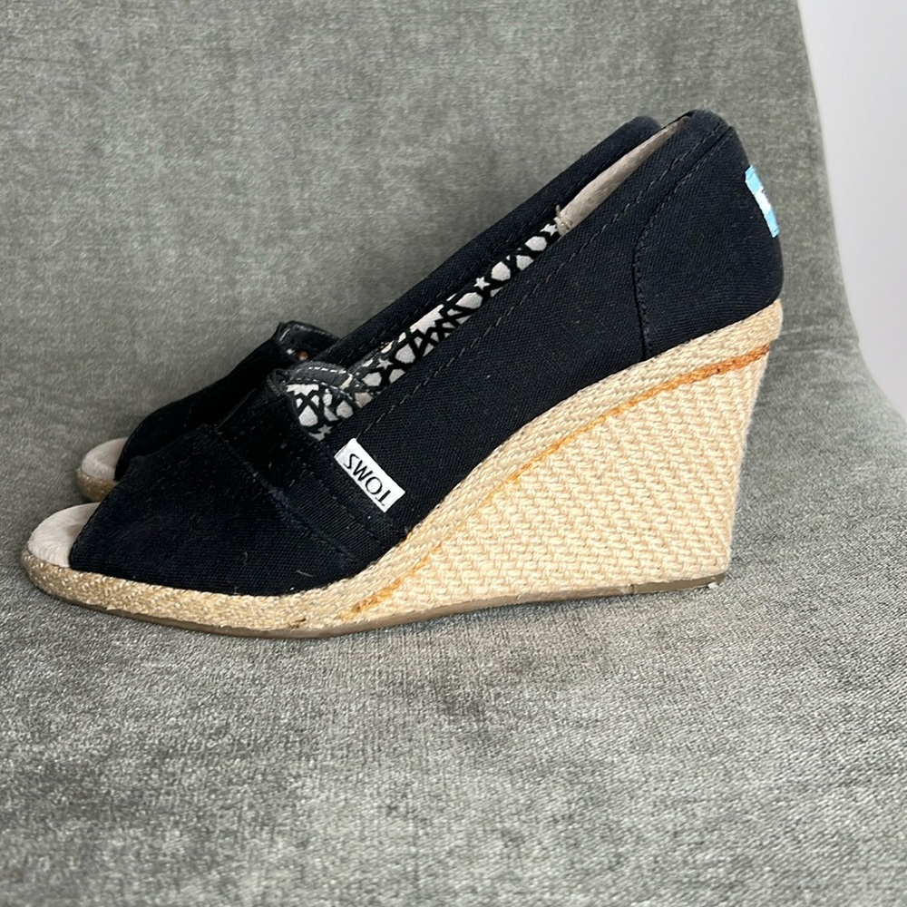 Tom’s Canvas Wedge Size 7